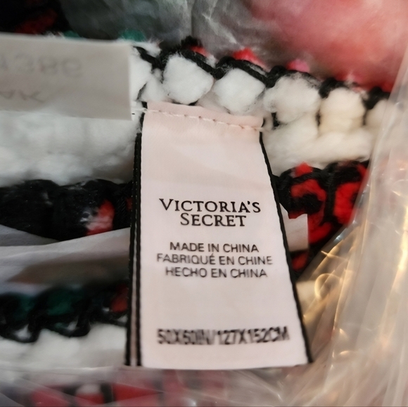 Victoria's Secret Red And Green Sherpa Throw Blanket 50in X 60in NWT - Picture 5 of 12